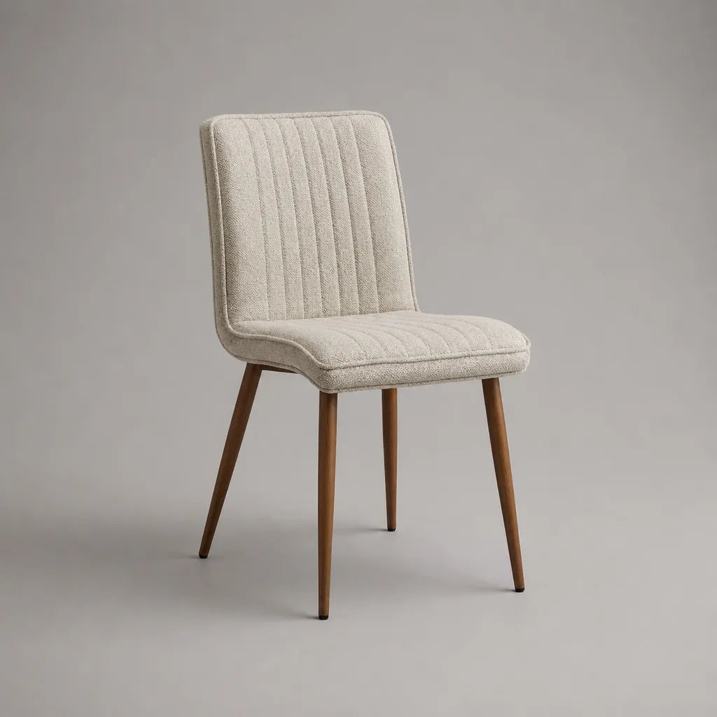 Sedia da pranzo imbottita in bouclé di poliestere beige crema con gambe in legno massello marrone noce, 49 × 56 × 84 cm