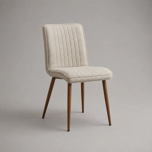 Sedia da pranzo imbottita in bouclé di poliestere beige crema con gambe in legno massello marrone noce, 49 × 56 × 84 cm