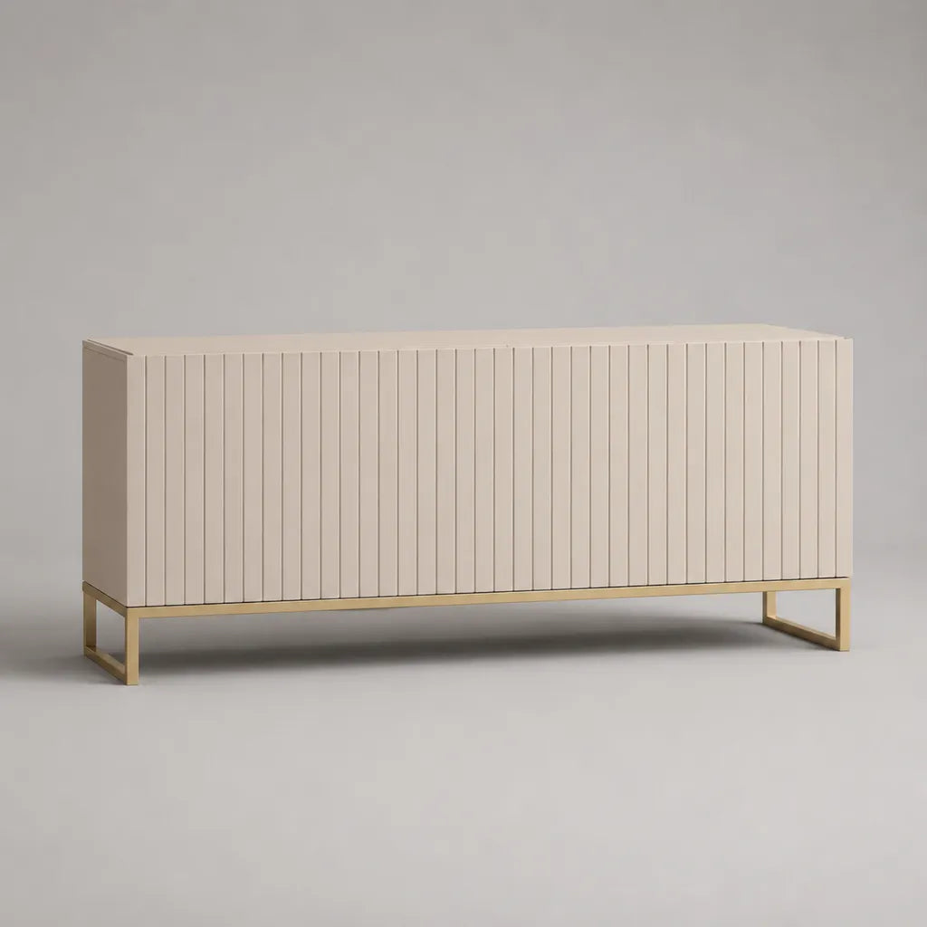Credenza buffet rettangolare in legno beige opaco con ante scanalate e base in metallo dorato, 160 x 40 x 75 cm