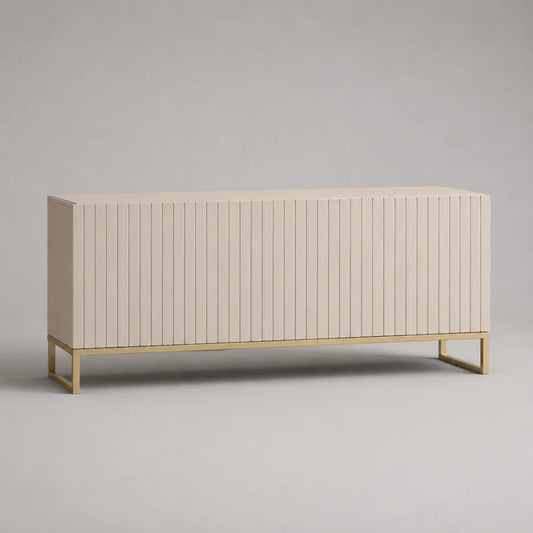 Credenza buffet rettangolare in legno beige opaco con ante scanalate e base in metallo dorato, 160 x 40 x 75 cm